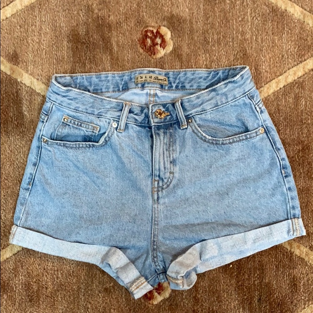 •Light wash denim shorts• Sz 4• EUC•